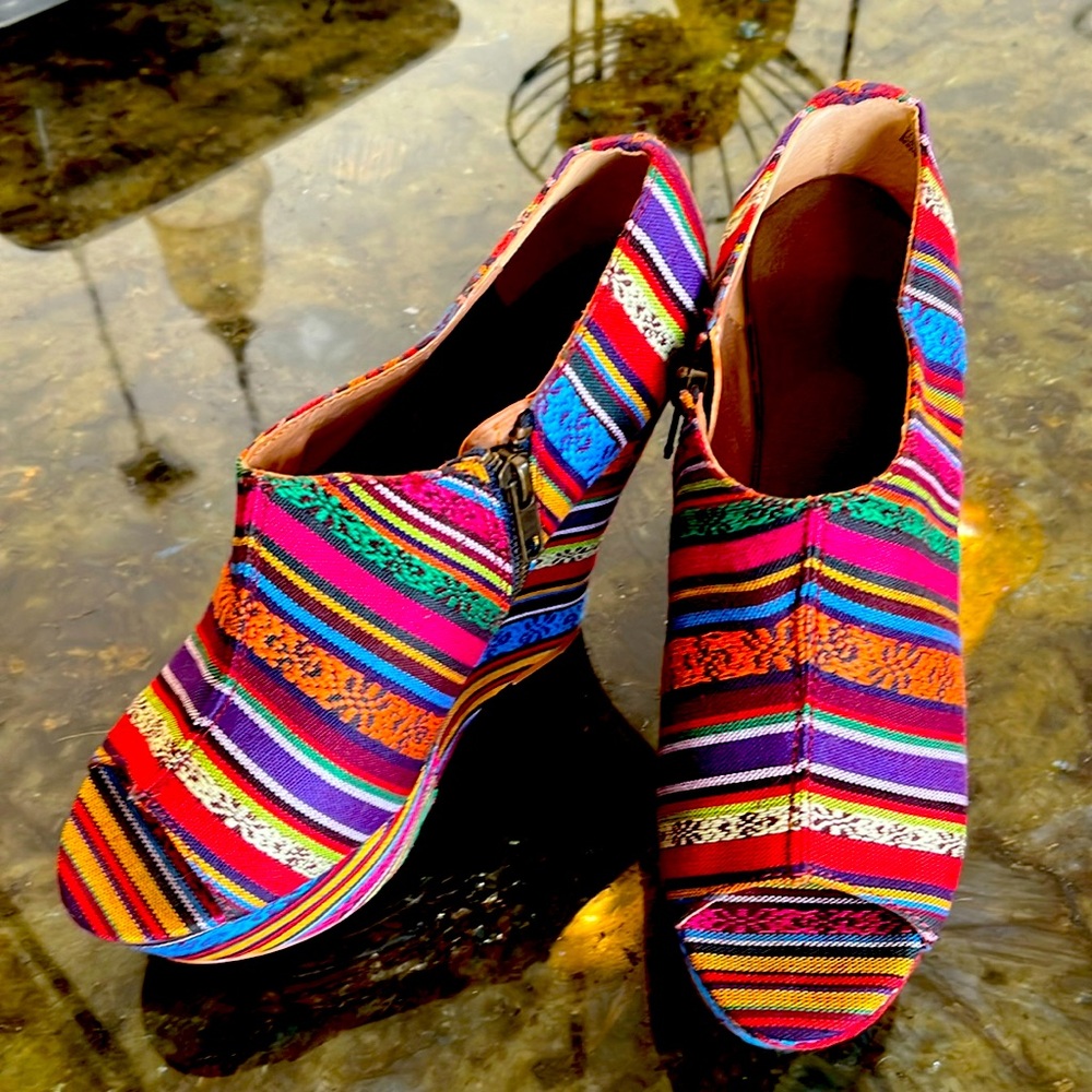 Platform Mult-Colored sandal 8.5